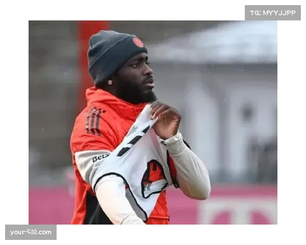 拜仁后防组织:乌帕梅卡诺与德里赫特的中卫搭档协防默契 拜仁后防组织:乌帕梅卡诺与德里赫特的中卫搭档协防默契